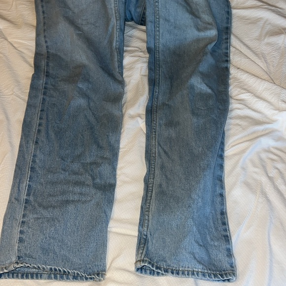 the jeans i am selling are from h and m and are a light wash. - Picture 2 of 2